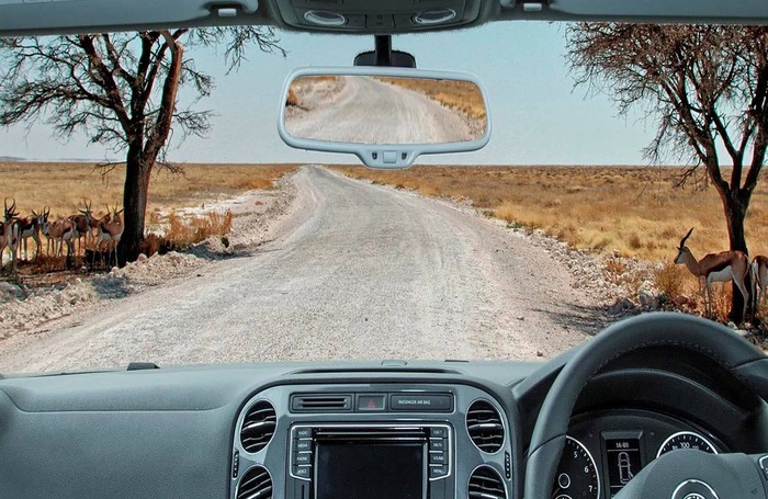 Schotterstraße in Namibia, aus dem Autofenster fotografiert