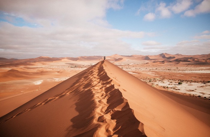 Dünenkamm mit Fußspuren, Sossusvlei, Namibia